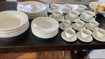 Serviço de Jantar Chá Café 42 peças em Porcelana. Modelo Redondo com Relevo Pomerode. Branca. Fabricado pela Schmidt.