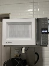 Micro-ondas Electrolux 23L Branco Efficient com Descongelamento Assistido ME23B 220v